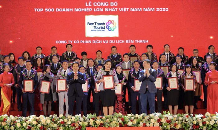 Bà Trần Phương Linh - Giám đốc Tiếp thị - Công nghệ Thông tin BenThanh Tourist nhận giải “VNR500 – Top 500 company”